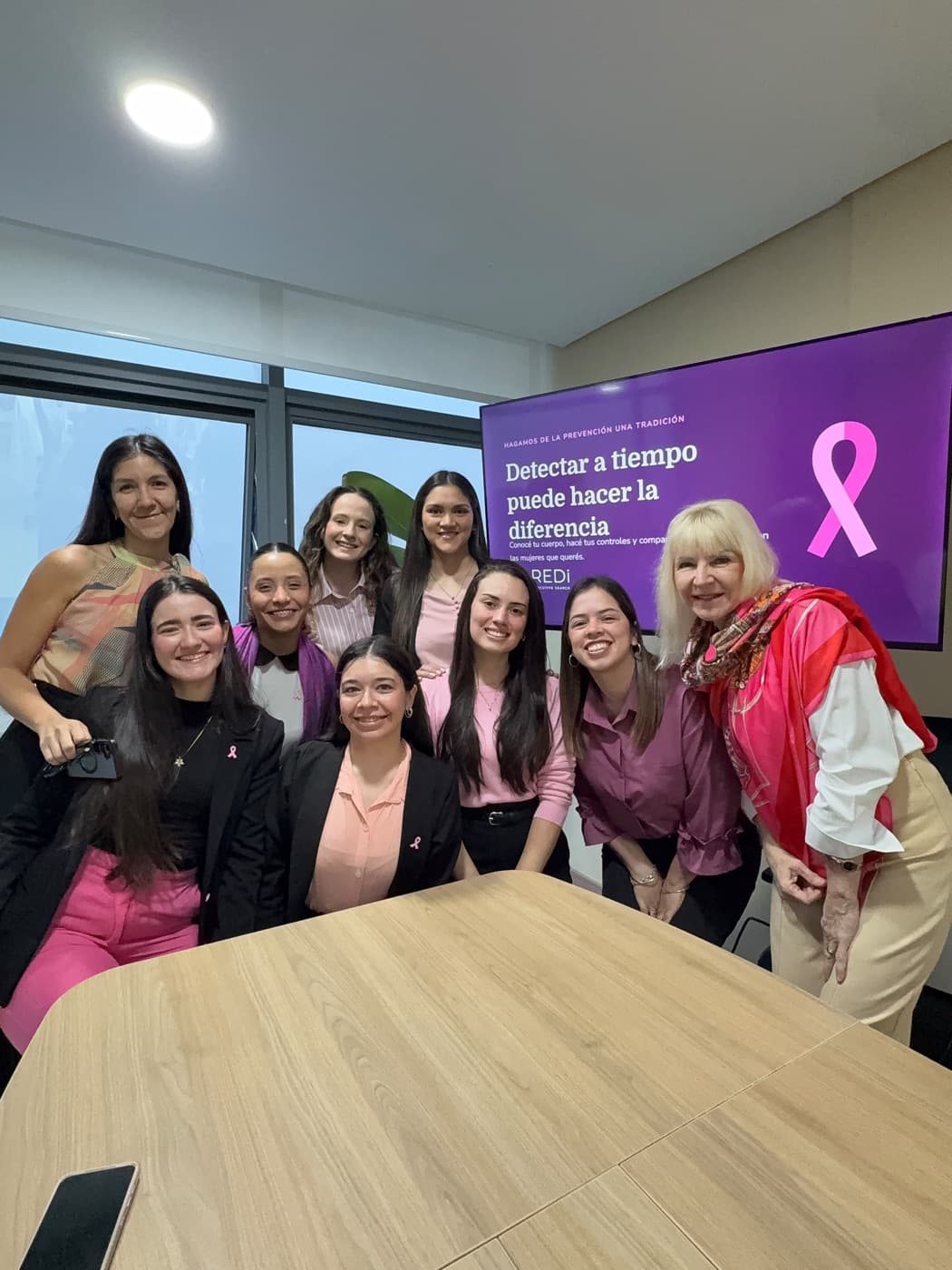 El equipo de REDi en la oficina durante la jornada de Octubre Rosa